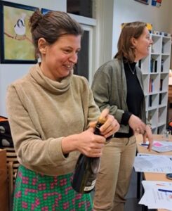 Wat andere wijken van Segbroek kunnen leren? “Blijf volhouden en kijk waar de energie zit. Daar waar energie en motivatie zit, moet je op aanhaken en dan gaat het stromen. Begin niet meteen met de grootste hoofdpijndossiers, maar bouw aan vertrouwen. Faciliteer ontmoeting, juist in drukke tijden. En wees niet bang om aan te jagen, ook al is dat soms ongemakkelijk. Een aanjager is echt van essentieel belang.”