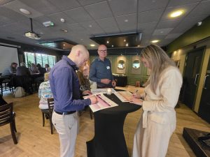 In interactieve wijktafels werd gesproken over thema’s als het centraal stellen van inwoners, het zichtbaar maken van het lokale aanbod, het versterken van onderlinge verbindingen en het organiseren van duurzame samenwerking.