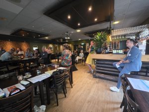 Bestuurders kregen een concreet beeld van de dagelijkse praktijk van wijksamenwerking en van de randvoorwaarden die nodig zijn om deze samenwerking duurzaam te organiseren. Daarbij werd duidelijk hoe belangrijk het is dat regionale afspraken en ondersteuning aansluiten bij de behoeften van professionals en inwoners in de wijk.