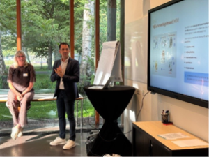 Sven Zeilstra, de manager van het Regionaal Eerstelijnssamenwerkingsverband (RESV), vertelde wat wijksamenwerkingsverbanden zijn, hoe deze door het RESV worden ondersteund en welke meerwaarde zij bieden voor paramedici.